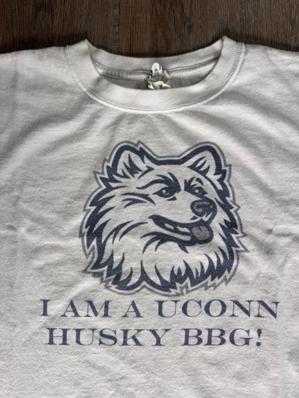 Vintage I Am A UCONN Husky T-Shirt - size Medium - Picture 2 of 3